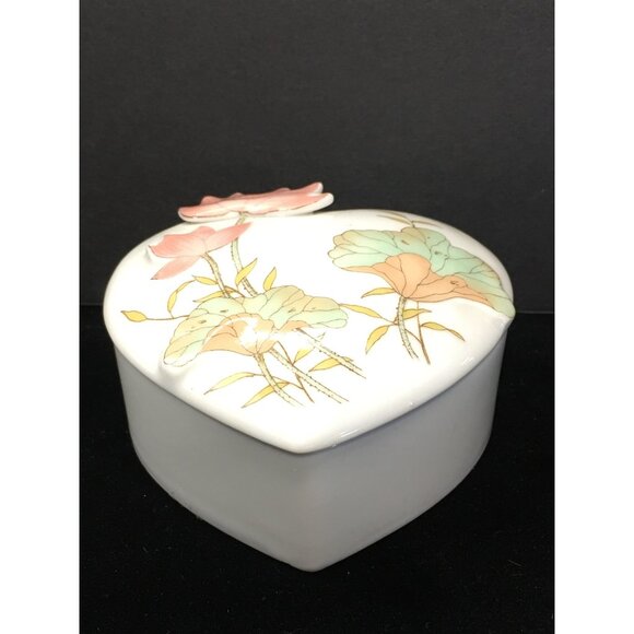 Vtg Heart Shaped Trinket Box Lidded White Porcelain Raised Lotus Flower Japan - Picture 12 of 16